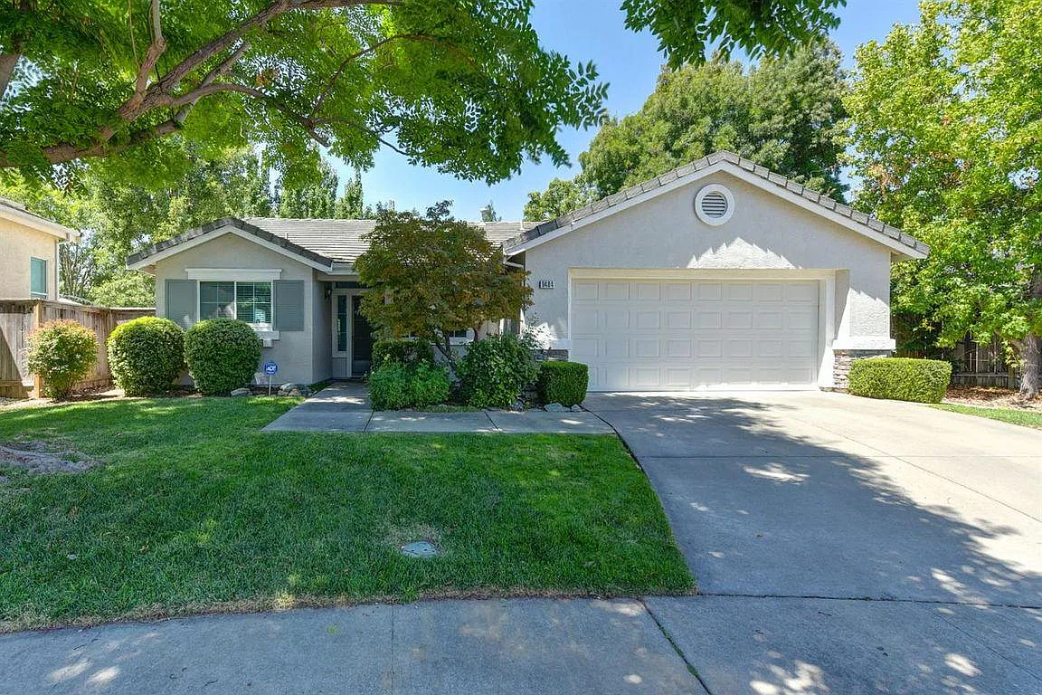 9484 Lakewind Ln photo 1