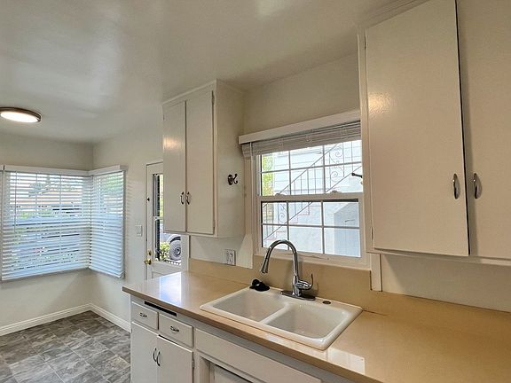 2nd image of 913 W 19th St #917