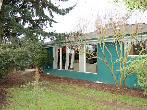 2nd image of 2722 Alderwood Ave