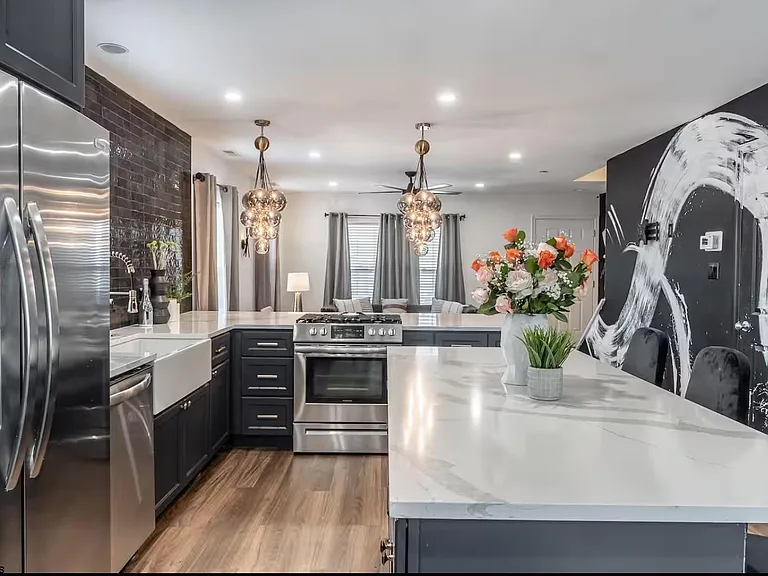201 Grammercy Pl — Photo 6