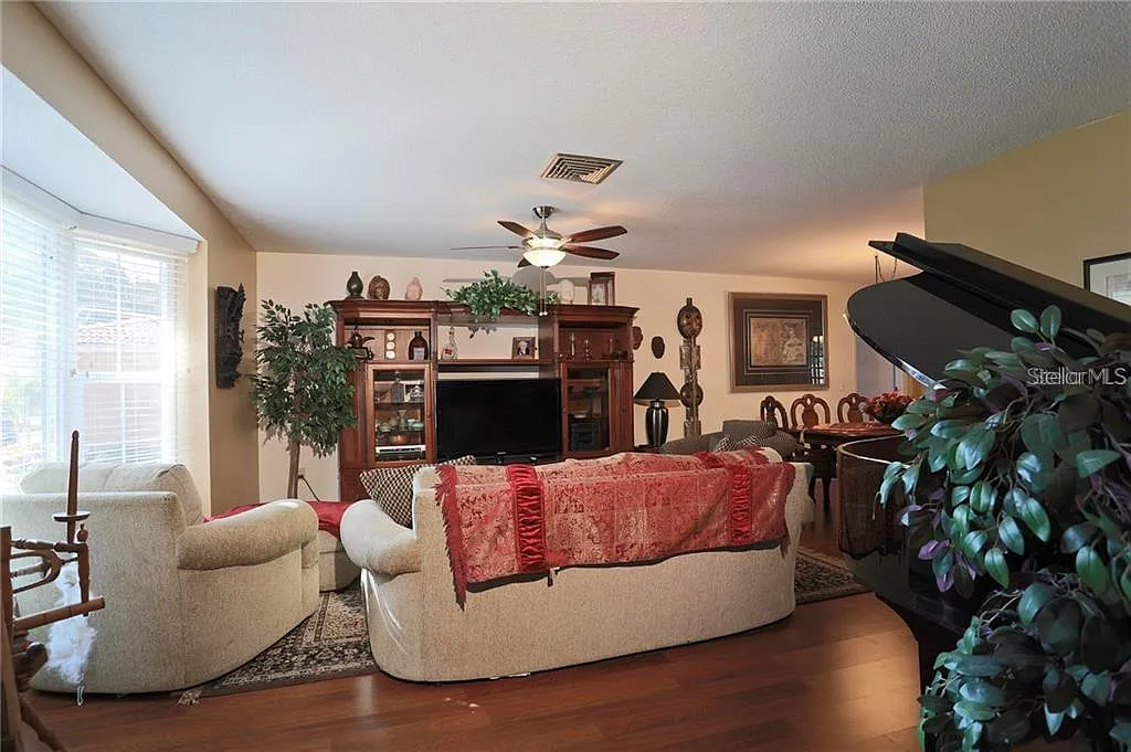 3 bed, 2.0 bath, 1694 sqft, $6,200 — Photo 3