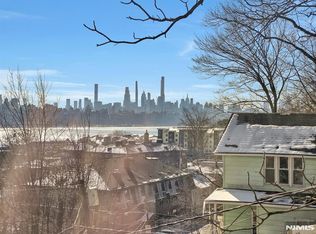 9 Old Wood Rd, Edgewater, NJ 07020