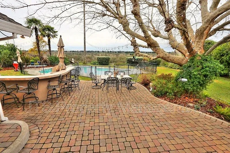 4 bed, 4.0 bath, 2650 sqft, $4,235 — Photo 4