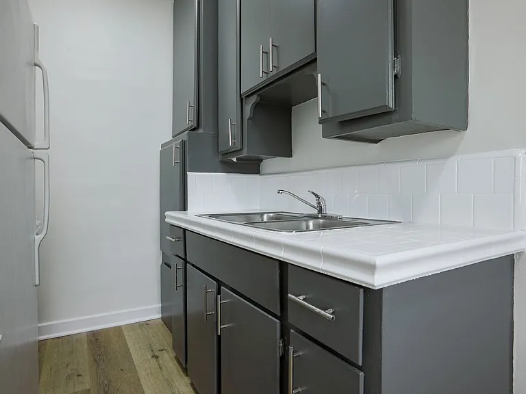 Catalina Apartments — Photo 16