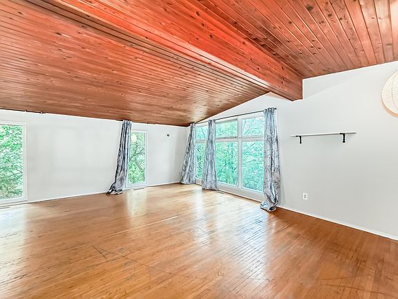 4th image of 128 Pine St