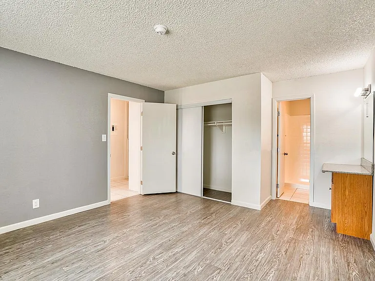 Lotus Gardens Apartments — Photo 18