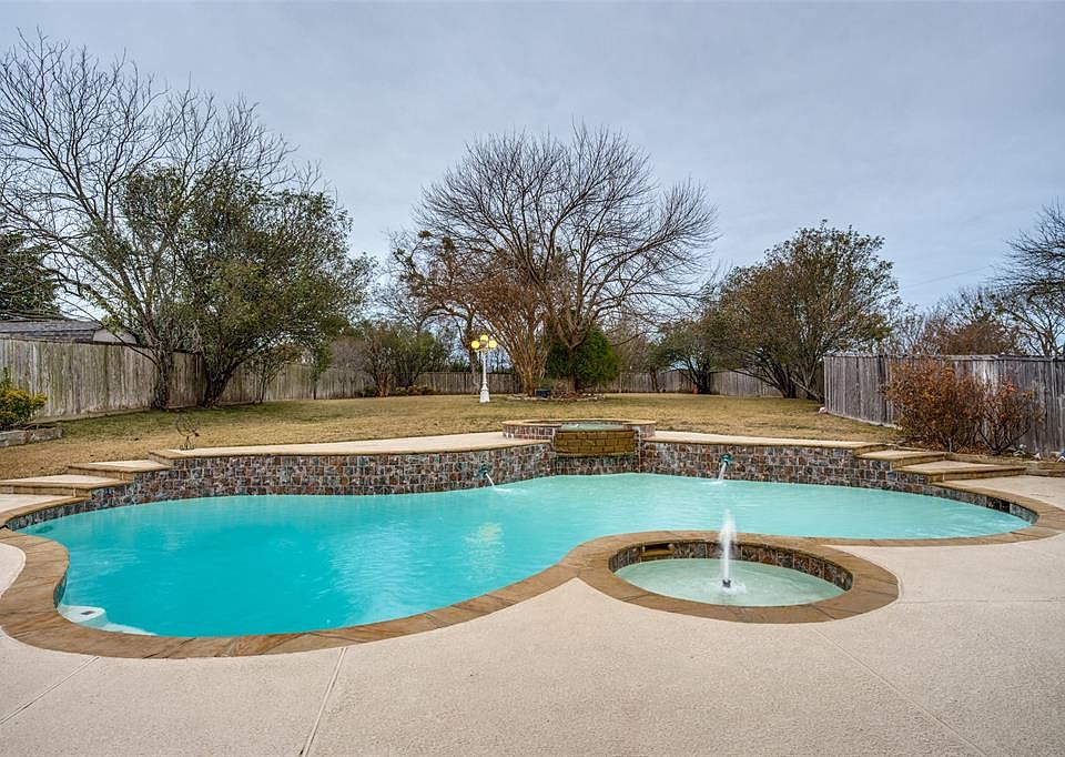 1st image of 384 Creekwood Dr