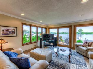 2815 McKenzie Point Rd, Wayzata, MN 55391