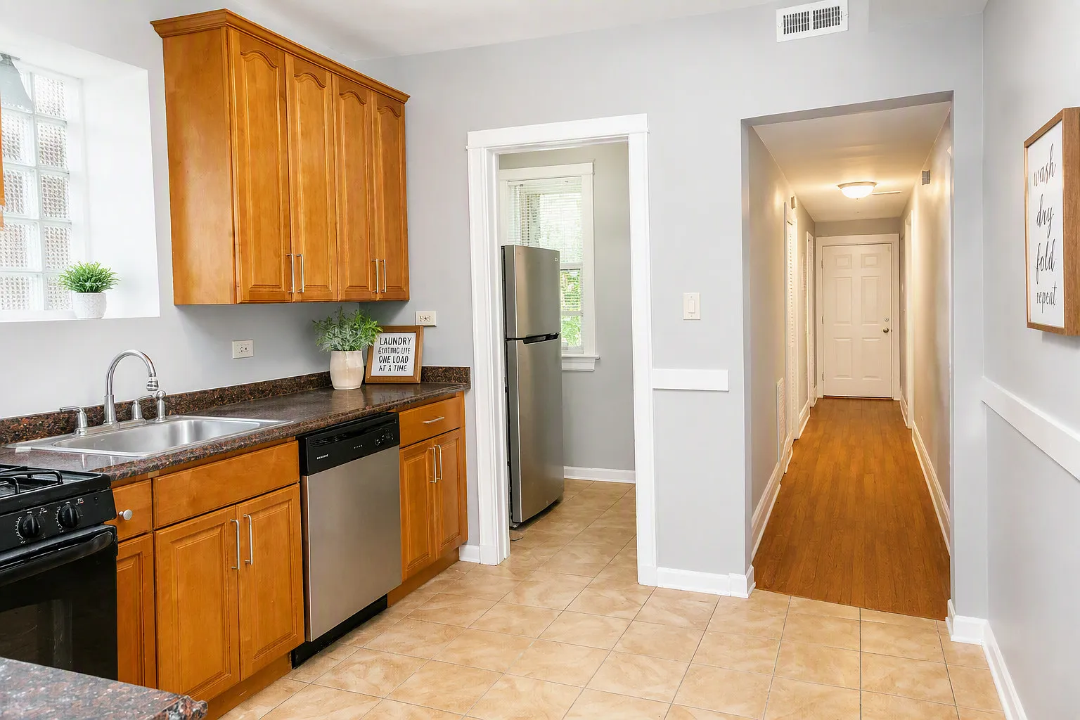 3 bed, 1000 sqft, $1,900 — Photo 4