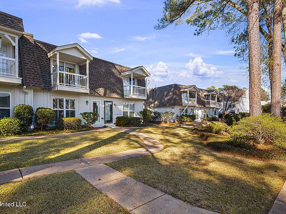 3rd image of 550 Post Rd APT 121