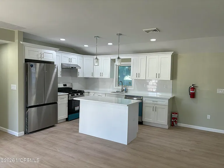 14 Skippers Blvd — Photo 2