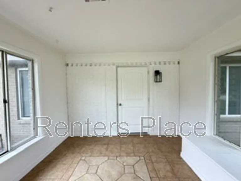 5501 S Newport Ave — Photo 2