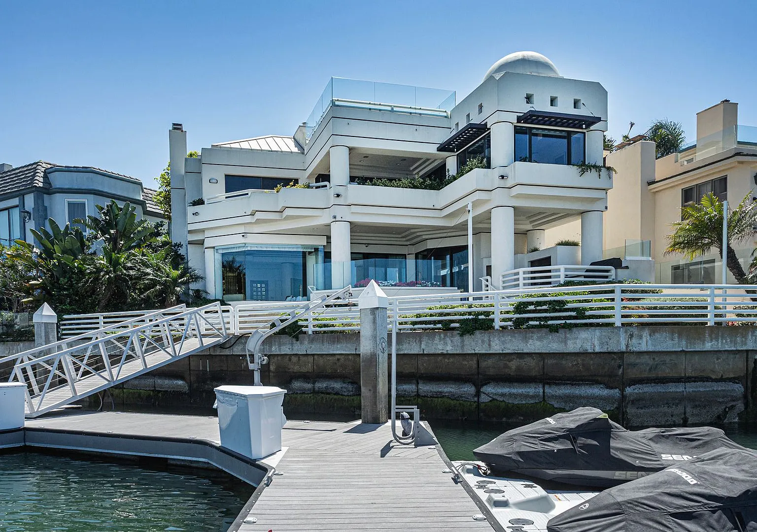 Exquisite Waterfront Gem. — Photo 4
