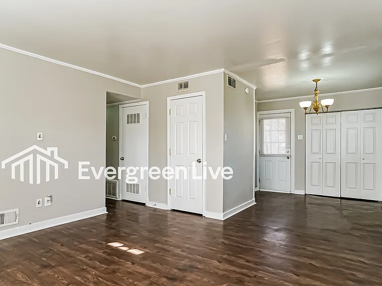1820 N Lakeland Dr — Photo 4