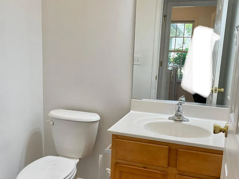 406 Lindenhurst Ct — Photo 9