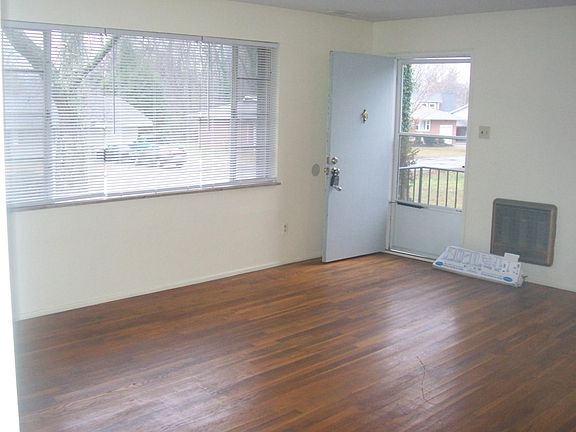 2nd image of 3815 Woodlake Dr