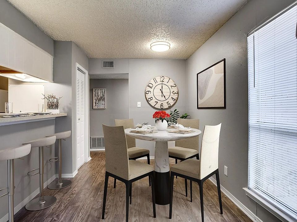 Dinning Area- LONDONDERRY OAKS