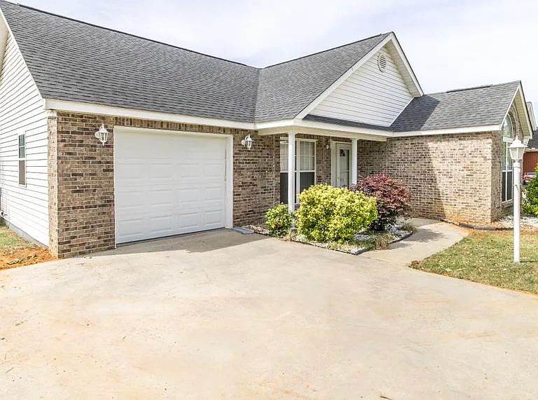 205 Wembley Dr — Photo 2