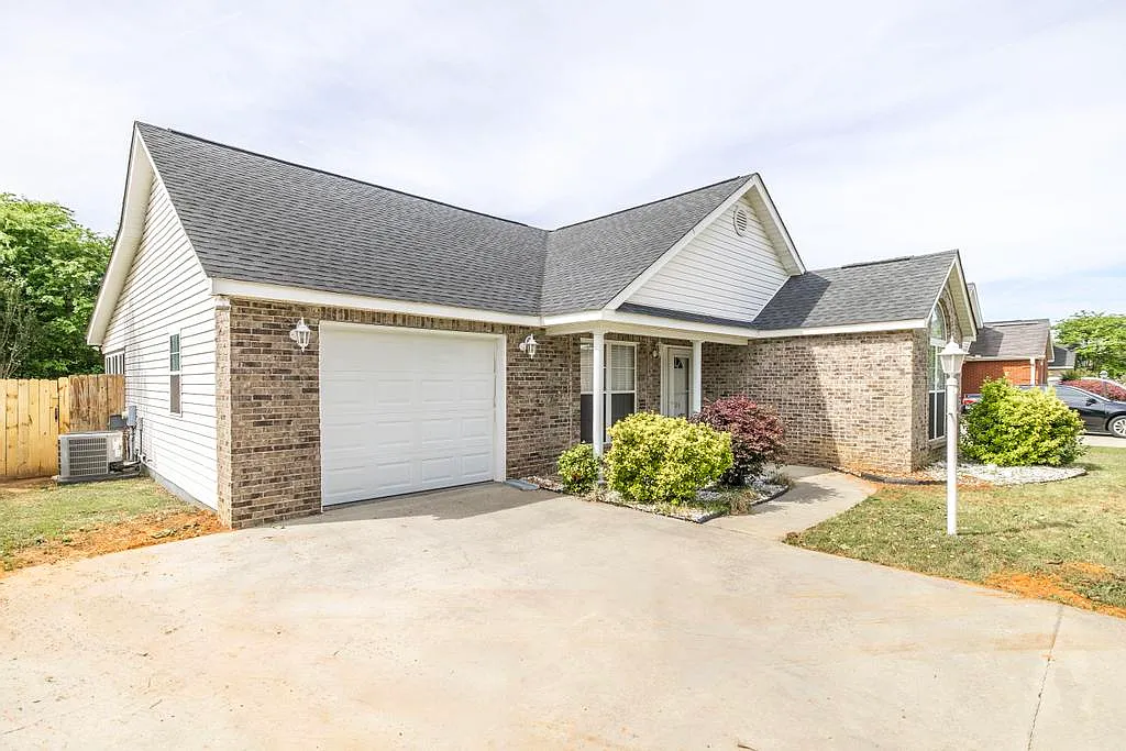 Building Photo - 205 Wembley Dr