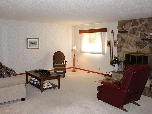 5th image of 325 Hillside St