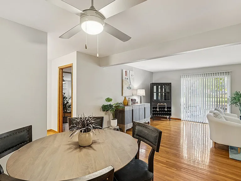 8-web-or-mls-Kennedy Dr-S0611-008