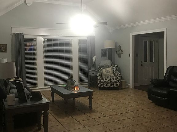 Family room w/vaulted ceilin