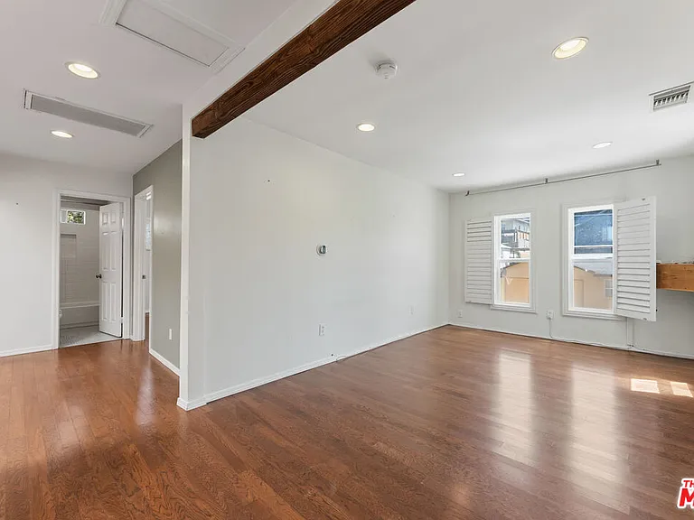 422 James St — Photo 4