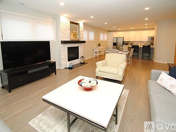 5th image of 1535 N Wicker Park Ave #G