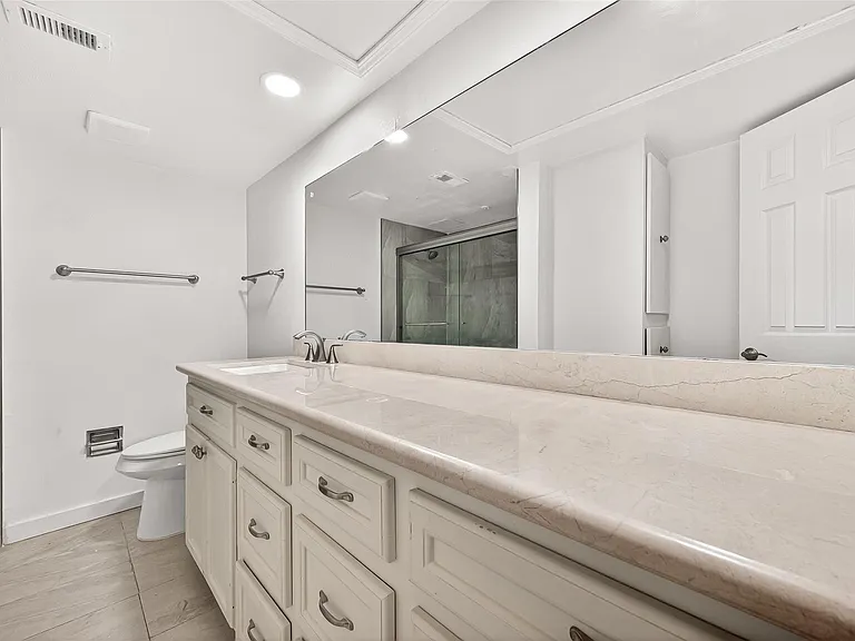 359 N Post Oak Ln #127 — Photo 22