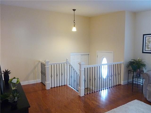 Vaulted ceilings, new hardwood flrs & fresh paint!