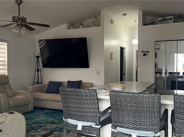 1077 Nettles Blvd — Photo 4