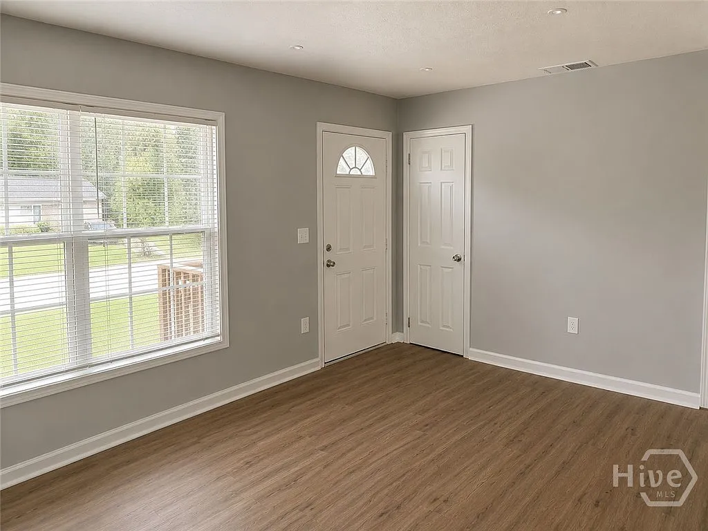3 bed, 2.0 bath, 1300 sqft, $1,800 — Photo 2