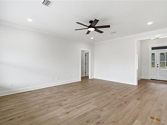 5th image of 405 Country Walk Cir