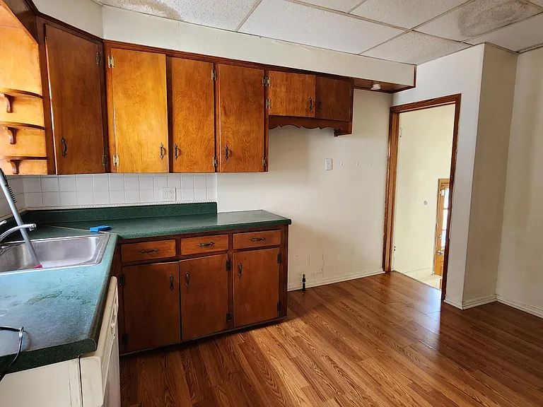 Plenty of cabines in this Kitchen