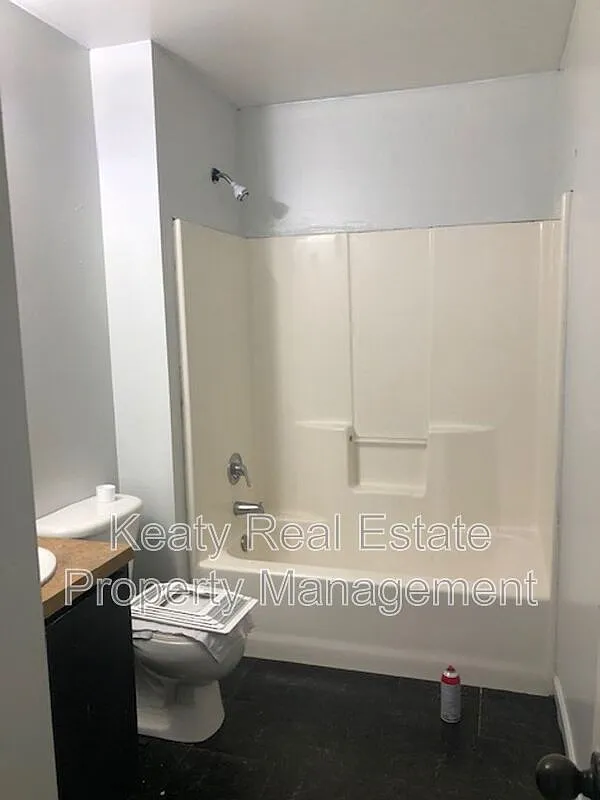 2 bed, 1.0 bath, 900 sqft, $750 — Photo 2