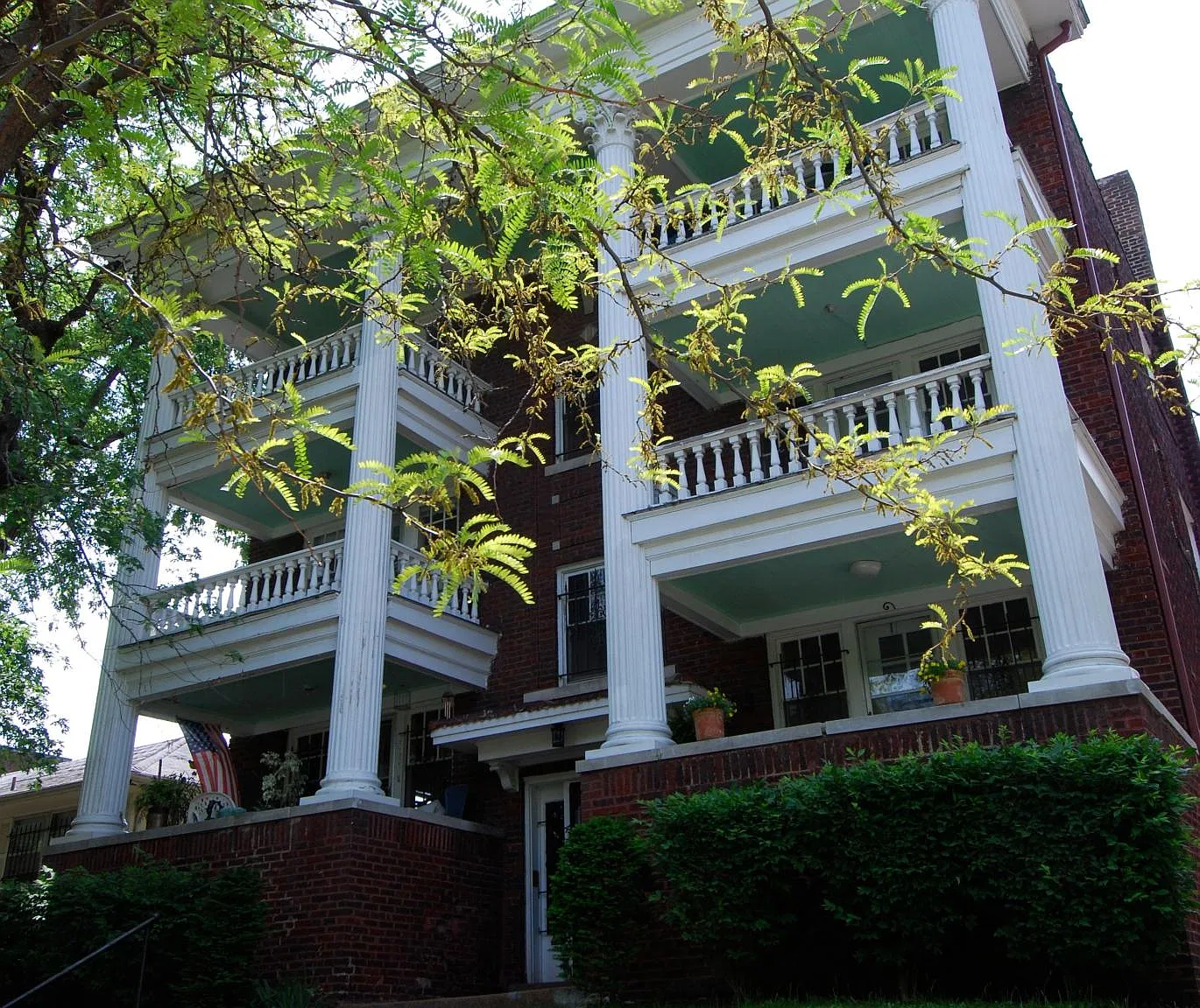 4302 Oak Street — Photo 1