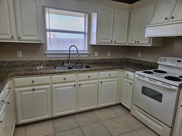 2108 Treasure Oaks Dr — Photo 13