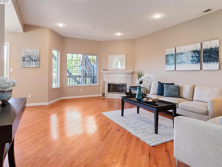 2210 Parnassus Ct #102 — Photo 3