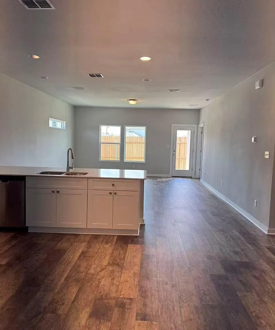 3 bed, 2.5 bath, 1862 sqft, $2,200 — Photo 2