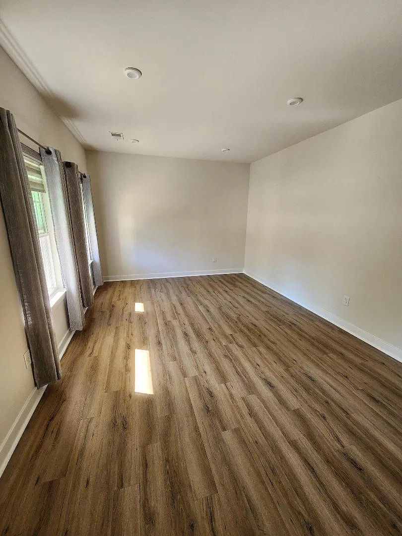 5 bed, 3100 sqft, $2,300 — Photo 3