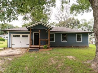 910 Edith Ave, Adrian, MO 64720