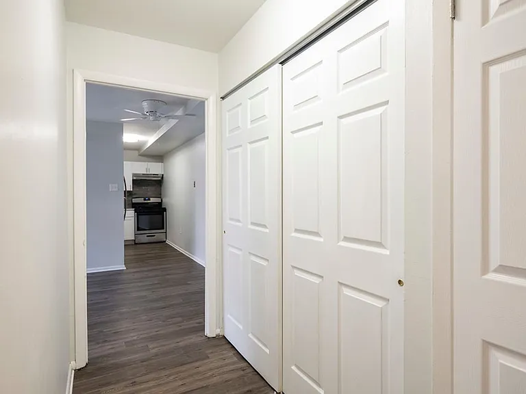 Tomlinson Court Apartments — Photo 12