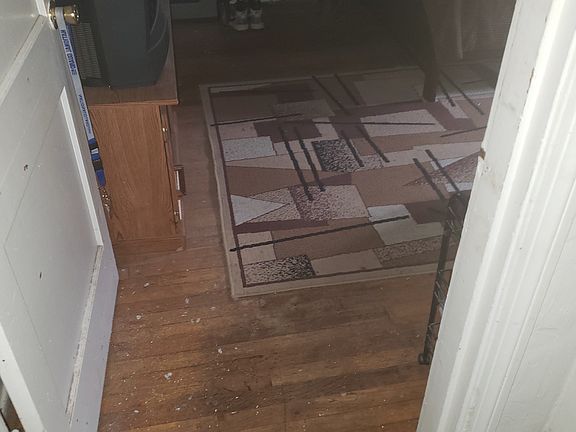 3rd image of 512 S Parkway E