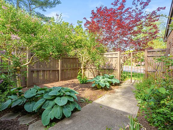 2nd image of 121 Pine Cove Cir