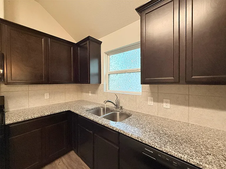 15515 Islandview Ln — Photo 3