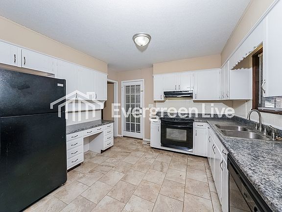 5th image of 424 Carriage Dr