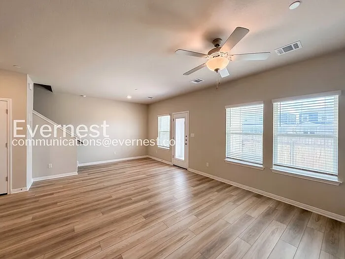 3 bed, 2.5 bath, 1650 sqft, $1,925 — Photo 4