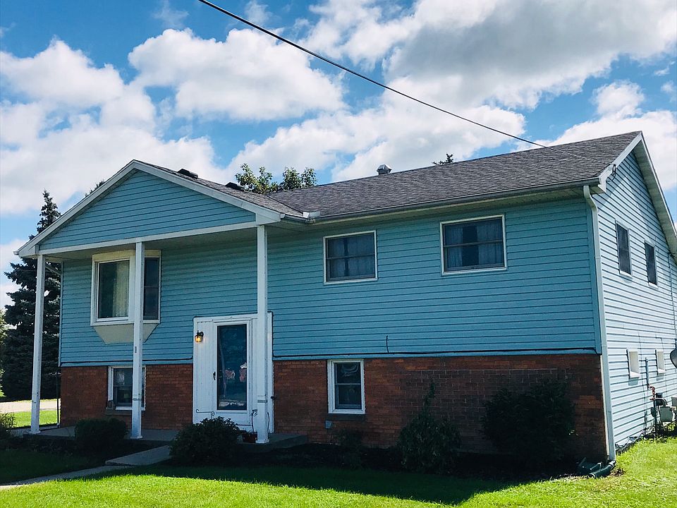 Bi-level on a great lot. 