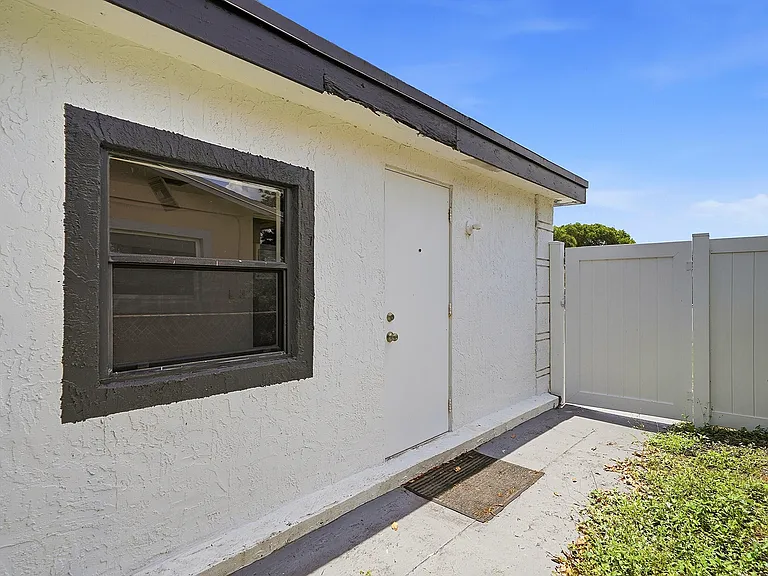 1060 SW 5th Ter — Photo 24