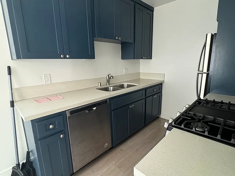 907 Grand Ave #1 — Photo 4